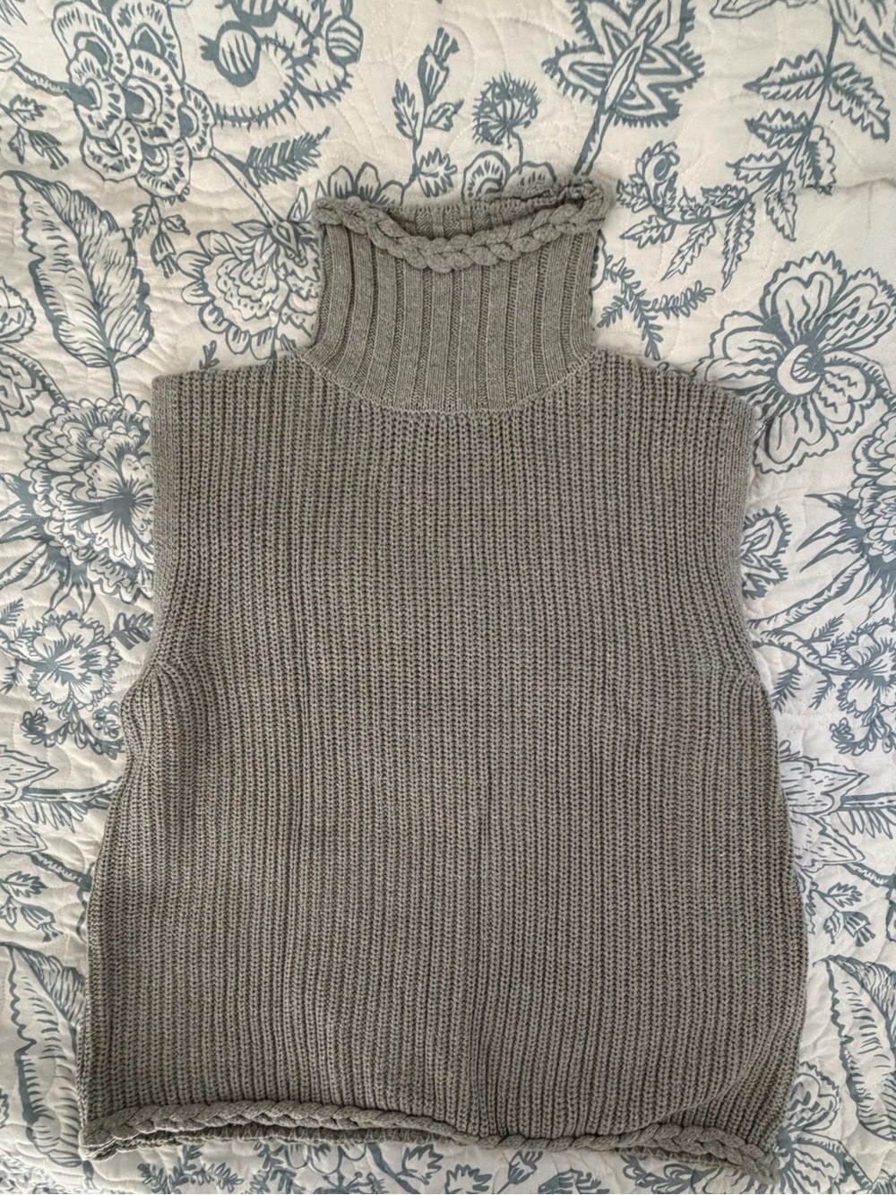 Vici Gray Ribbed Sleeveless Cowl Neck Knit Vest